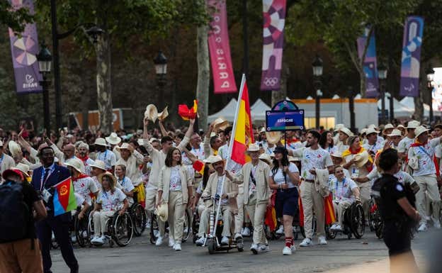 La delegación española desfila en la apertura de París 2024.  CPE