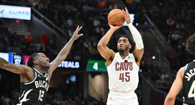 Cleveland abusa de los Bucks de Antetokounmpo y Embiid se pone el disfraz de superhéroe