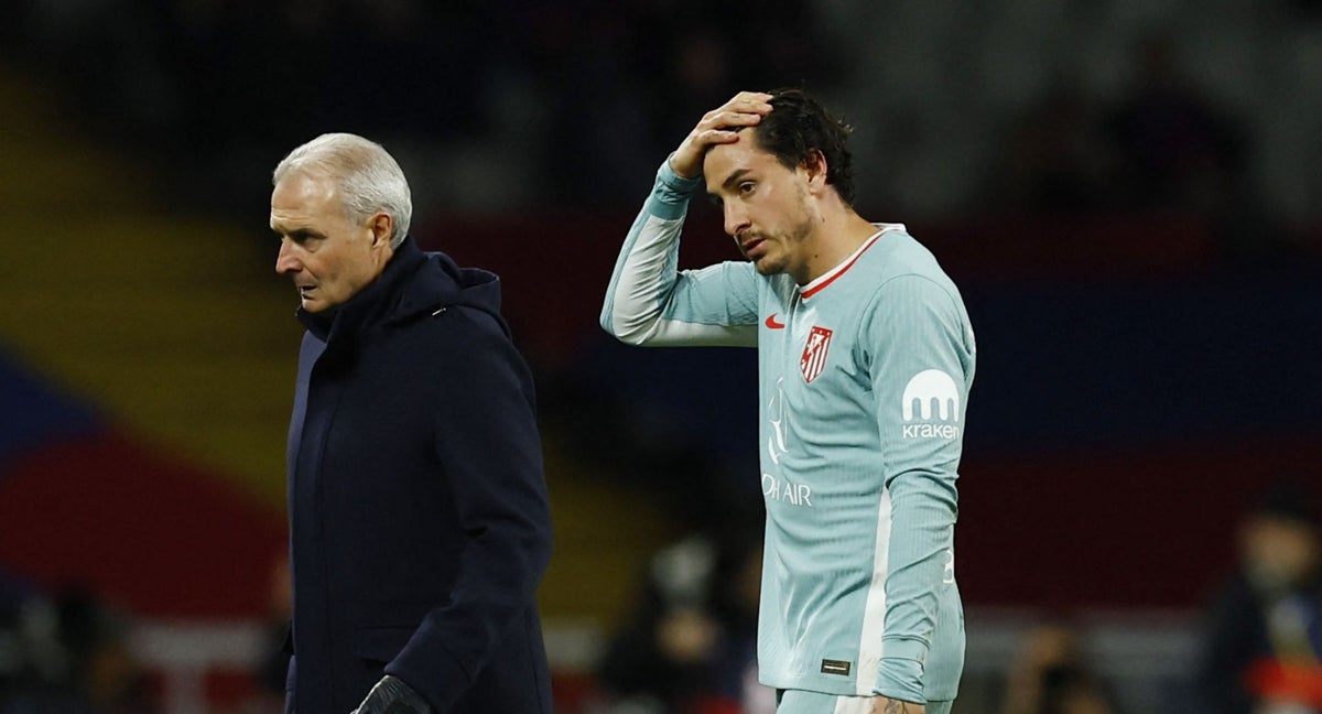 Giménez se retira lesionado.