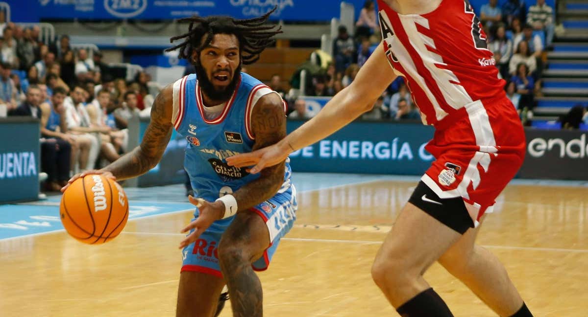 Dae Dae Grant, durante su debut con el Río Breogán ante el Bàsquet Girona. /ACB PHOTO/CARLOS CASTRO