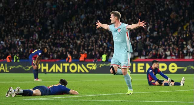 Un Atlético líder da un martillazo a un Barça impotente