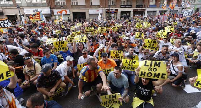 Tensión insostenible en Mestalla y pitos a Rubén Baraja: «A por el palco»