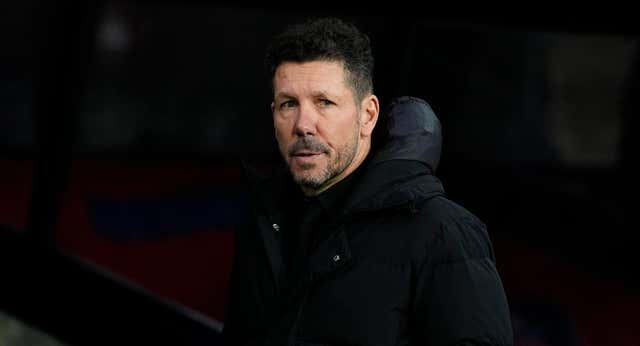 Simeone ‘dedica’ el triunfo en Montjuic a su padre y emula la carrera de 2020 en Anfield: «Sabía que tenía un regalo dando vueltas…»