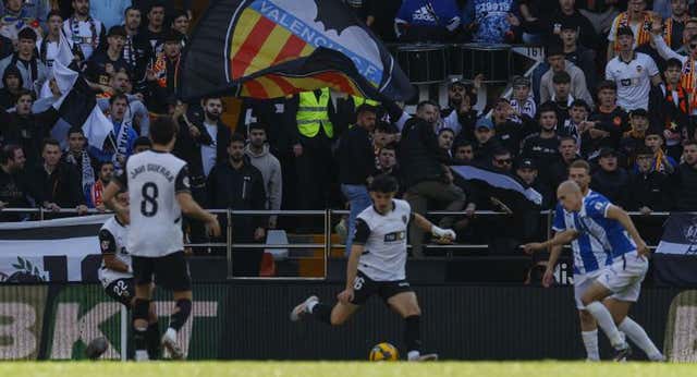 El Valencia cierra el segundo peor año de su historia con un empate que deja a Baraja al límite
