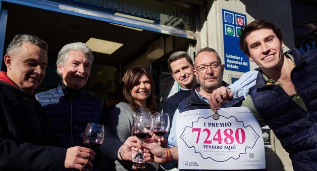 El Gordo de la lotería de Navidad sonríe a un equipo de baloncesto del madrileño barrio de San Blas: «Hemos repartido 417 millones»
