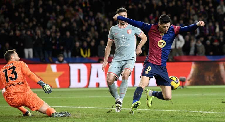 Lewandowski remata mal un centro lateral.