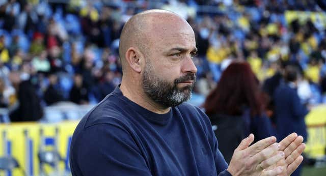 Un periodista canario se engancha con Manolo González por el uso del catalán y RTVE pide perdón