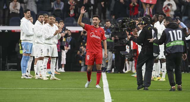 El emocionante homenaje del Real Madrid a Jesús Navas que le hizo llorar y acabó en abrazo de Ancelotti