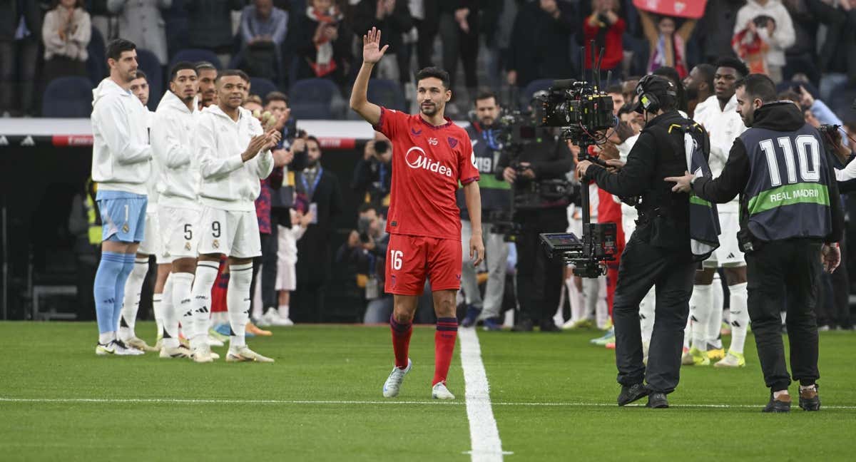 Jesús Navas recibe el homenaje del Santiago Bernabéu.