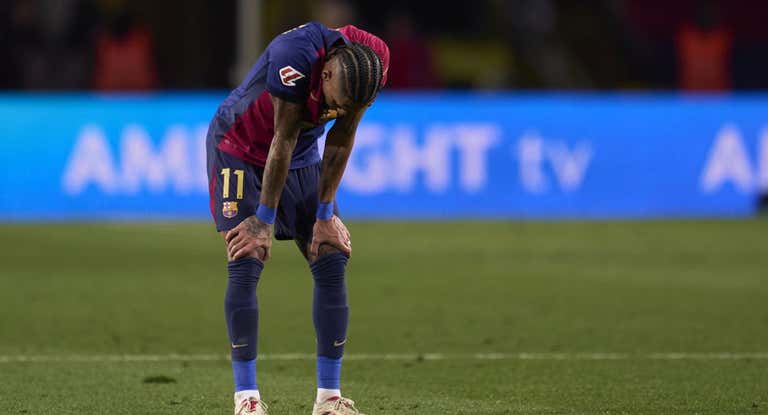 Raphinha, durante el encuentro ante el Atlético, cabizbajo después de un gol.