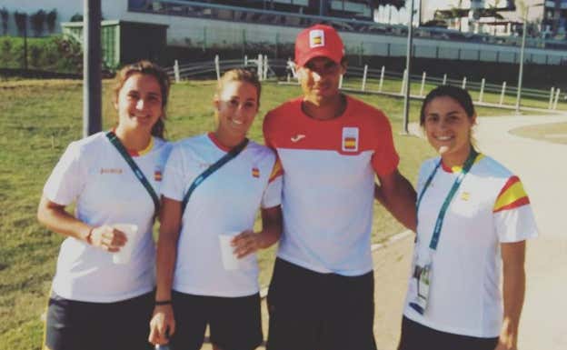 Lola Riera, María López y Bea Pérez, junto a Rafa Nadal en la Villa Olímpica de Río 2016. INSTAGRAM