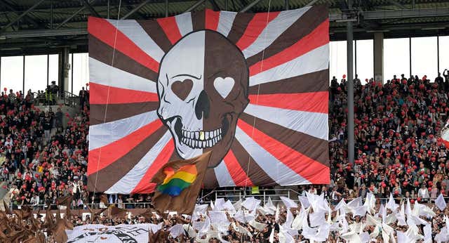 El St. Pauli estudia acciones legales tras los insultos racistas en Internet hacia su jugador Dapo Afolayan