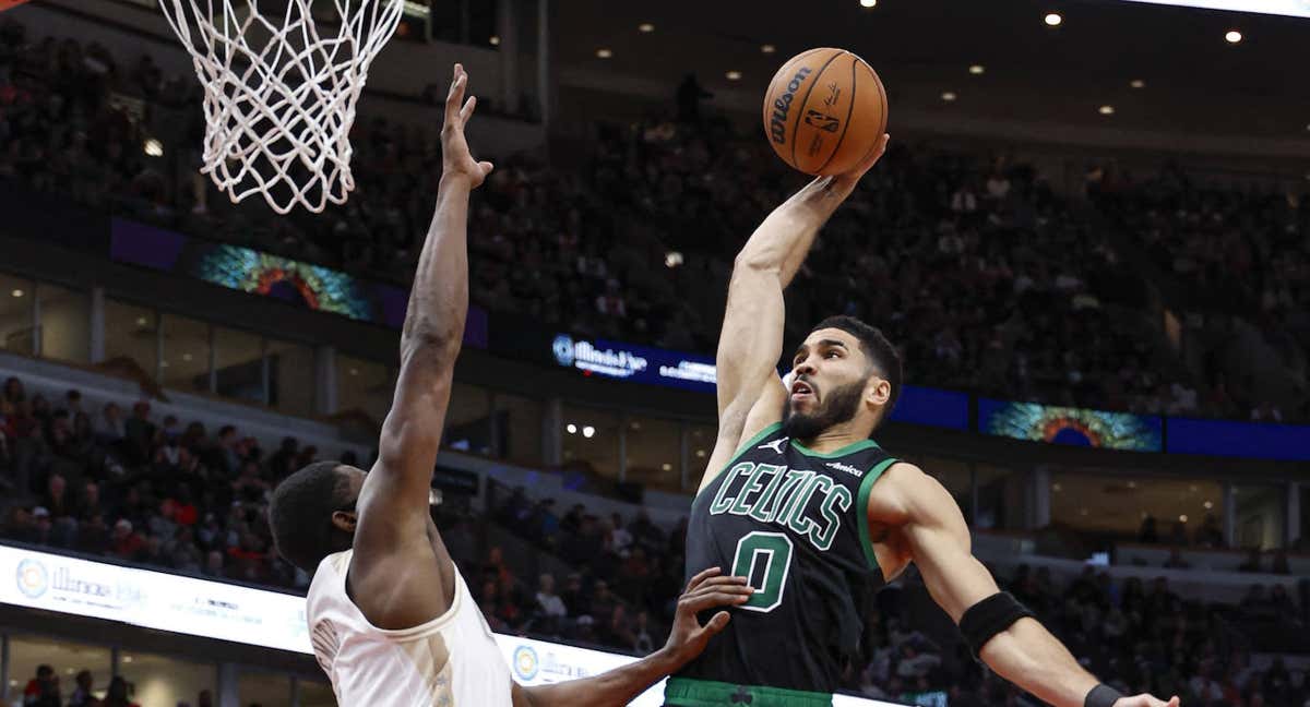 Jayson Tatum machaca ante los Bulls. /AFP