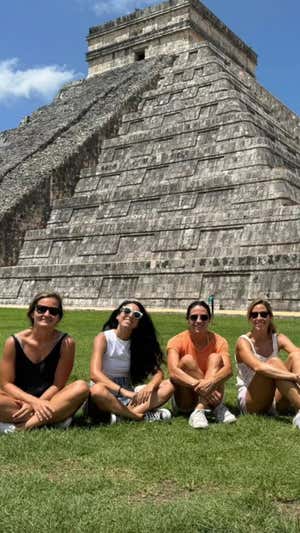 María, Bea y Lola, junto a Carmen Cano, de vacaciones en México el pasado verano. INSTAGRAM
