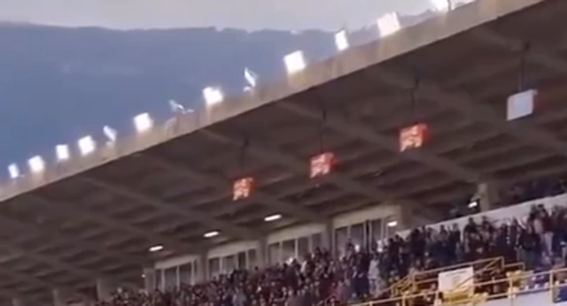 Cientos de aficionados realizan el saludo fascista tras el gol de Floriani Mussolini, bisnieto del dictador.