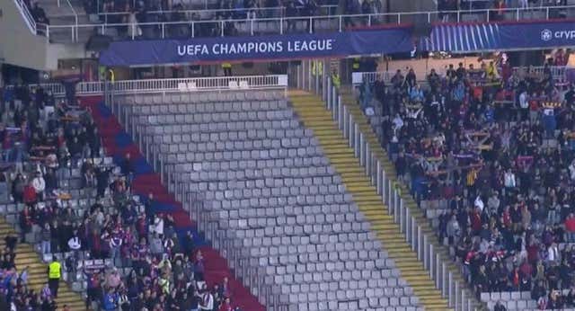 Un «acabaremos aquí, ¿y qué?», que suaviza lo que rodea a Montjuïc: el runrún del Camp Nou, la Grada de Animación y las tres derrotas