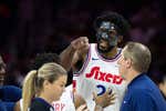 Embiid pierde los papeles contra una árbitra, tienen que separarle y acaba expulsado en una noche negra para Lakers y Celtics