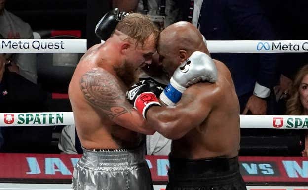 Jake Paul y Mike Tyson.  REUTERS