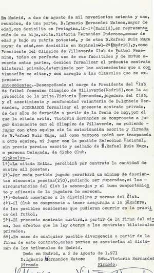 Primer contrato profesional de Victoria Hernández.  ARCHIVO RAFA MUGA