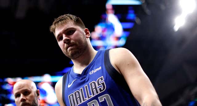 Doncic deja frío el día de Navidad al irse lesionado a los vestuarios