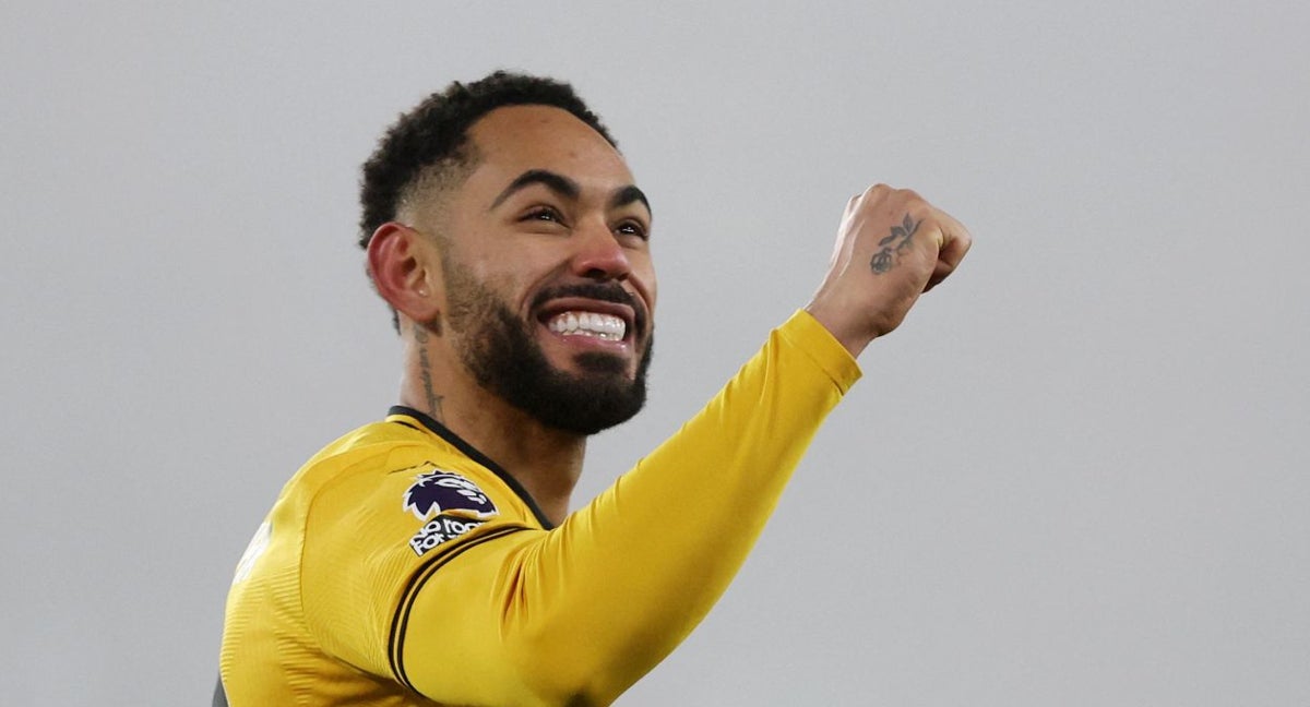 Matheus Cunha celebrando su gol olímpico al United.