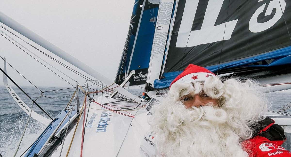 Romain Atanasio se disfraza de Papá Noel en pleno Pacífico Sur. /VENDÉE GLOBE