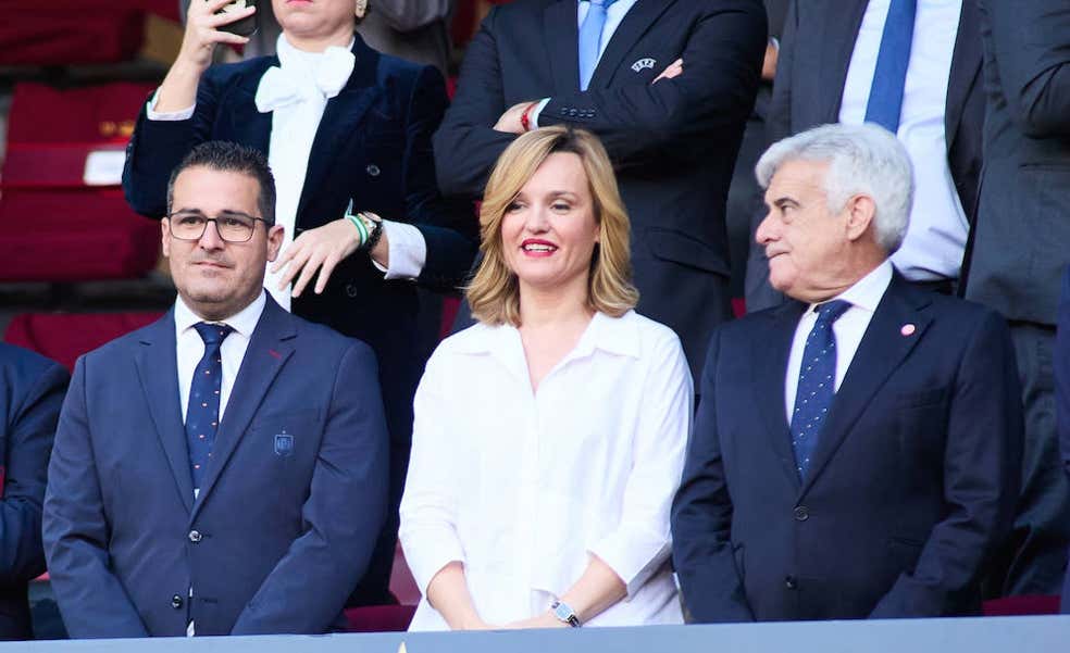 Cae Pablo Lozano, el líder del fútbol andaluz, tras la amenaza de una moción de censura