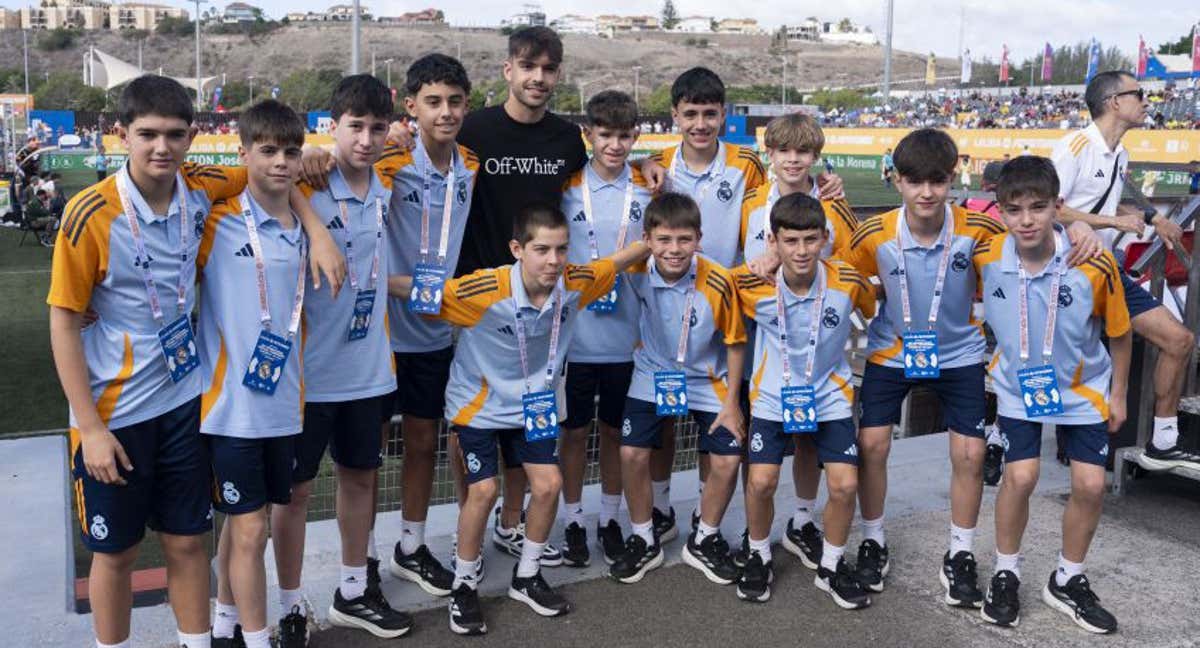 Raúl Asencio con el equipo blanco.