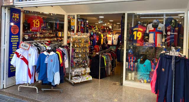 Los comercios junto al Camp Nou aún no ven la luz, solo polvo y cómo sus flores se marchitan: «Facturamos el 30%, el Museu y el Palau nos salvan»