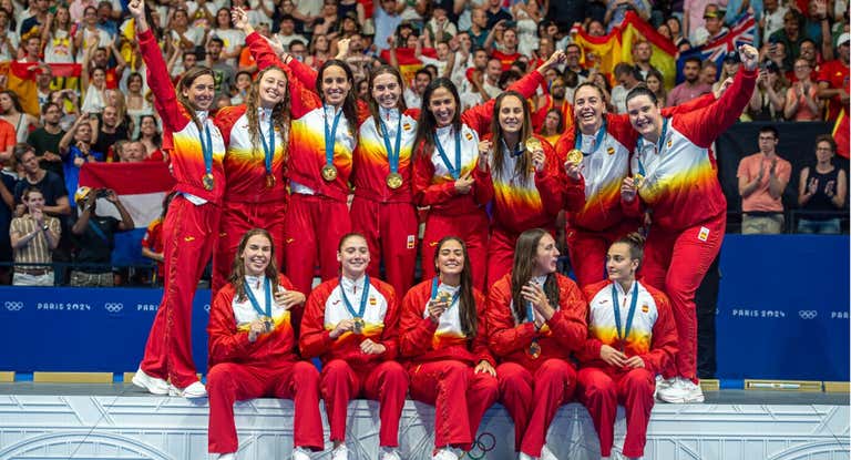 La Selección femenina de waterpolo, en el podio de París 2024 con el oro olímpico.