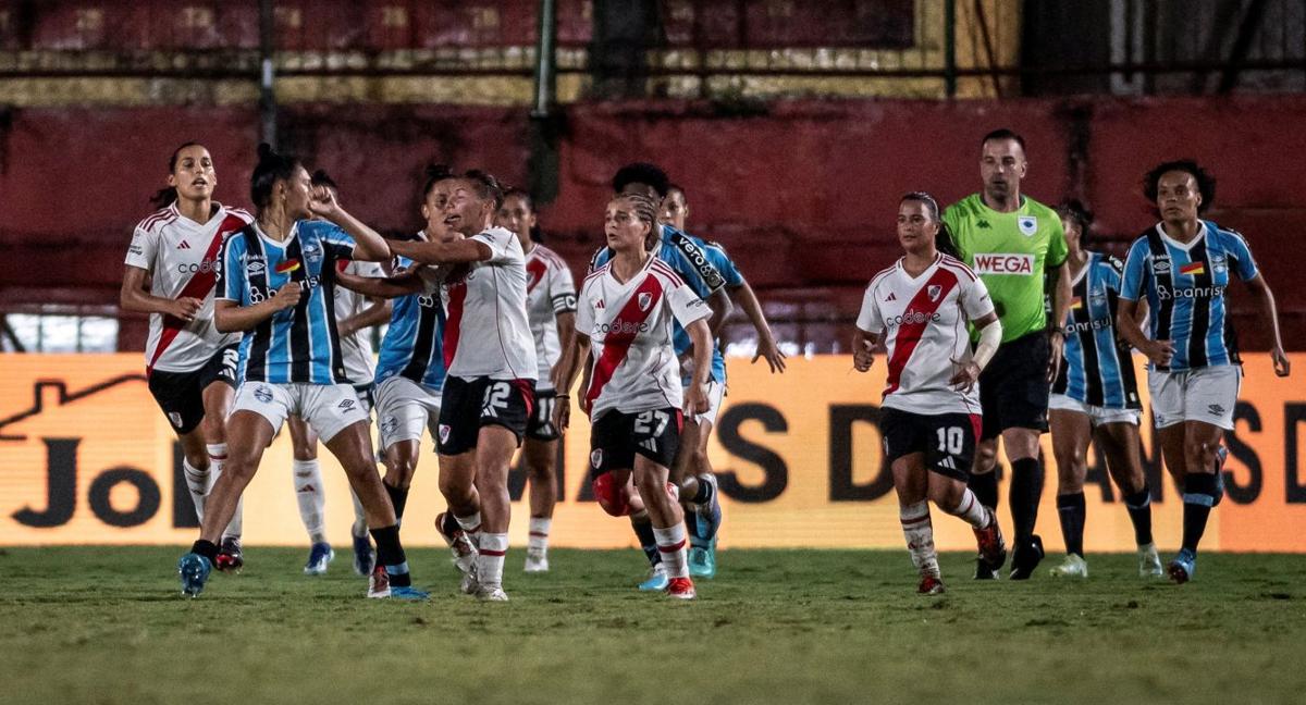 Tangana entre jugadoras de Grêmio y River.