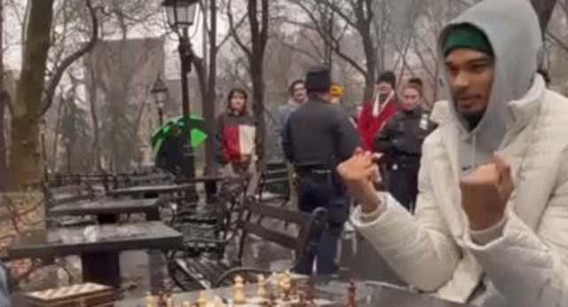 La estrella de los Spurs sorprendió este sábado al salir a jugar al ajedrez en un parque de Nueva York.