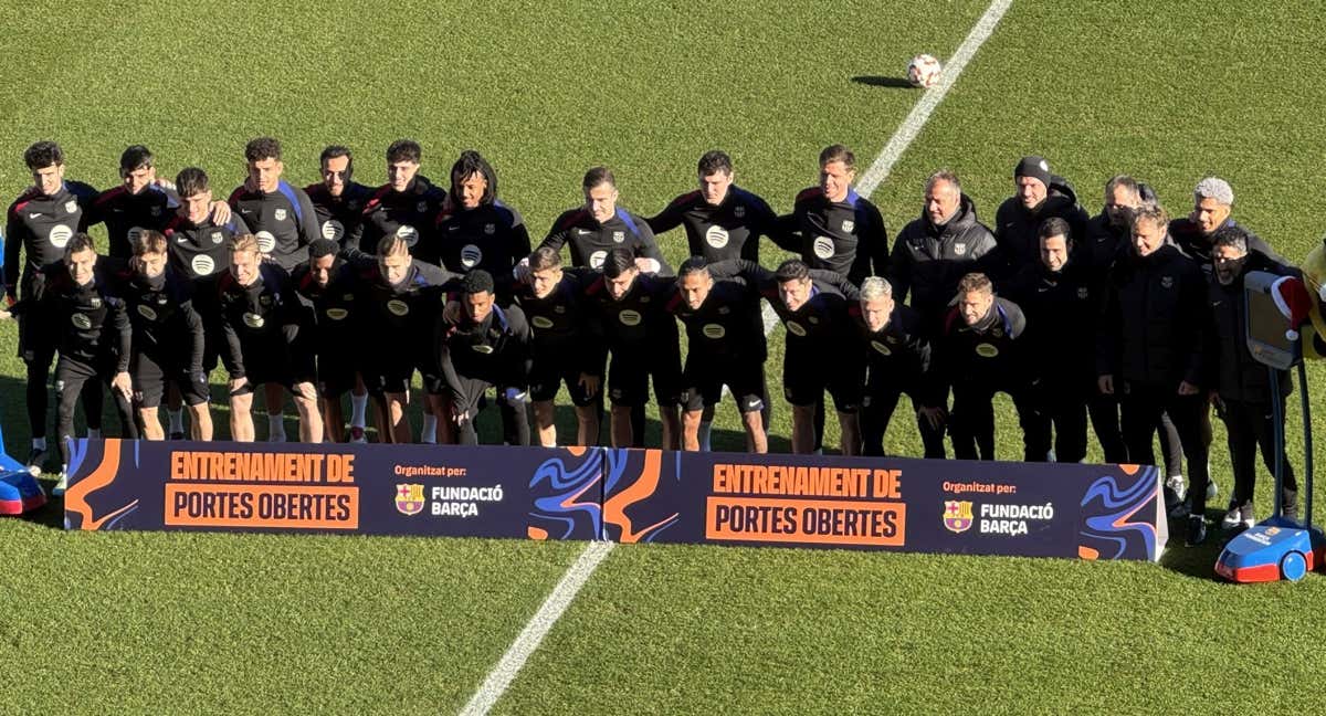 Foto de familia en el entrenamiento de puertas abiertas del FC Barcelona.