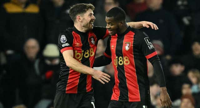 Iraola prolonga su condición de invicto, no hay quien frene al Forest y Strand Larsen hurga en la herida del Tottenham