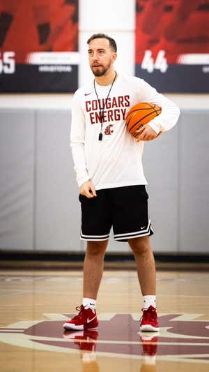 Pedro García Rosado dirige un entrenamiento de los Cougars. CEDIDA