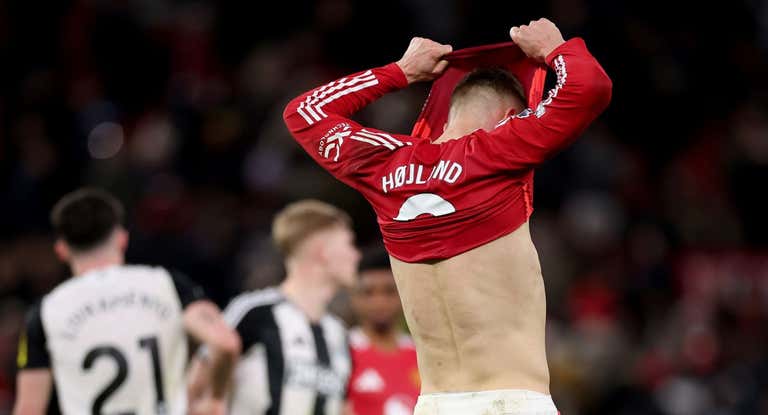 Hojlund, desesperado tras finalizar el partido ante el Newcastle.