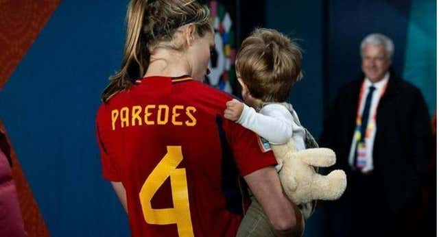 La lección que esconde el cara a cara entre Irene Paredes e Íñigo Martínez: «Para mi hijo es normal que su madre salga en los cromos»