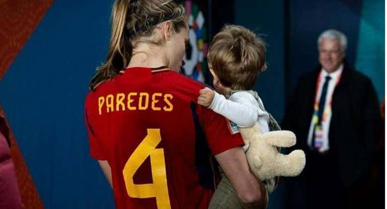 Irene Paredes y Mateo en un partido del Mundial.
