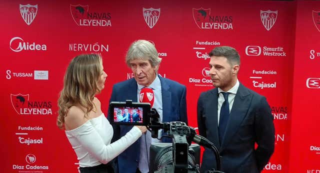 Joaquín y Pellegrini ponen el color del Betis en el homenaje a Jesús Navas pese a la ruptura de relaciones