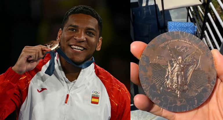 Enmanuel Reyes Pla, con su bronce. A la derecha, otra medalla de bronce deteriorada.