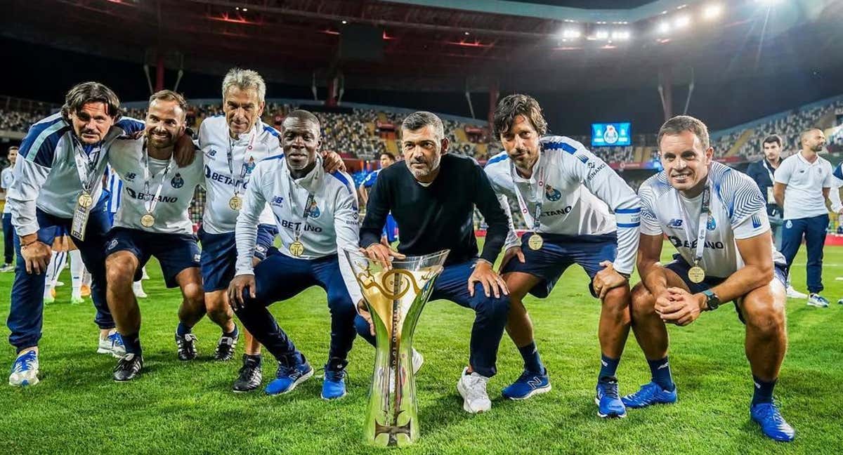 Sergio Conceiçao posa con su staff con uno de los trofeos que consiguió en el Oporto.