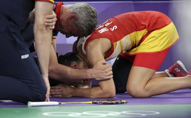 El momento de la lesión de Carolina Marín en París. EFE