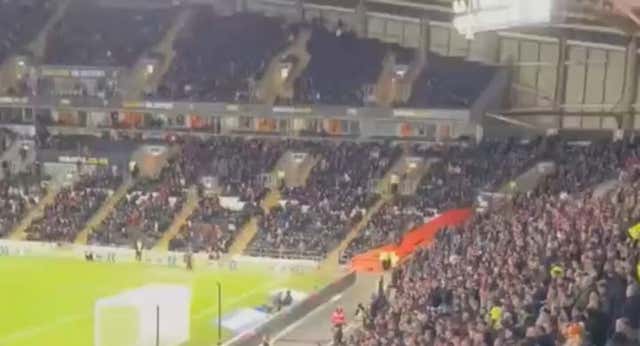 Jonny Howson lideró la grada de animación del Middlesbrough durante el encuentro ante Hull City.
