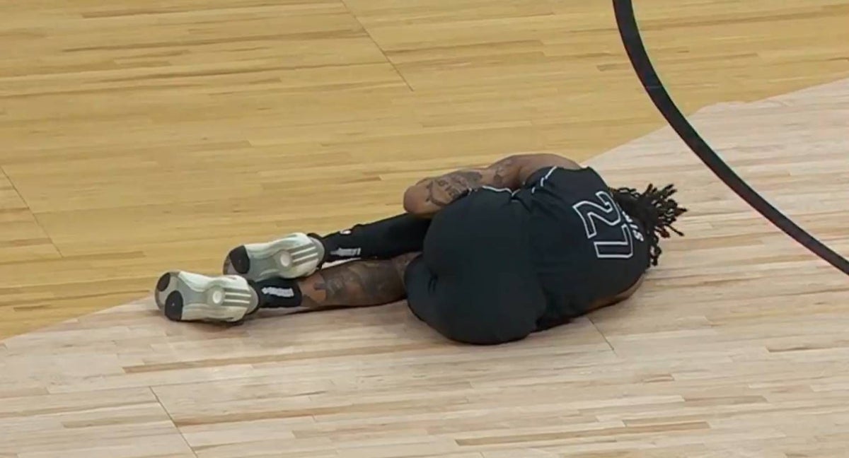 Maxwell Lewis, tendido en la cancha de los Toronto Raptors.