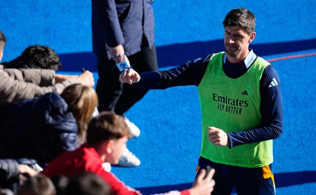 Courtois saluda a los aficionados del Real Madrid. EP