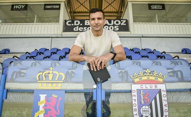 De Paula, en su época de entrenador en el Badajoz.  DV