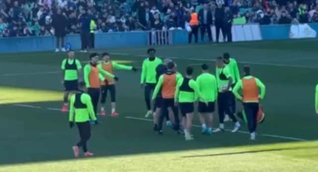 El entrenador bético fue el colegiado en una de las pachangas del entrenamiento.