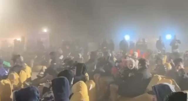 Una tormenta de arena recibió a todos los asistentes al Dakar 2025 durante la reunión inicial.
