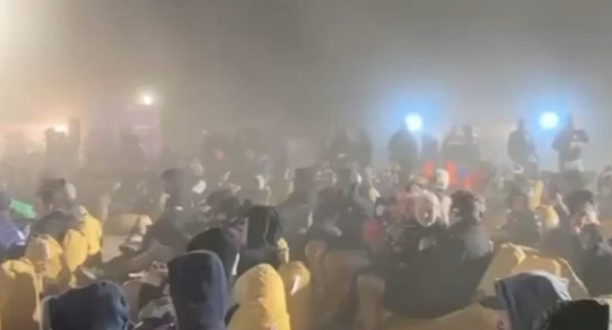 Una tormenta de arena recibió a todos los asistentes al Dakar 2025 durante la reunión inicial.
