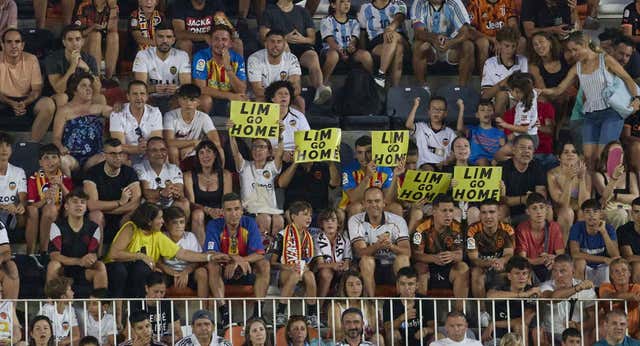 Libertad VCF cambia la huelga de Mestalla solo hasta el minuto 19 y no deja títere con cabeza: «Los políticos están maltratando al valencianismo»